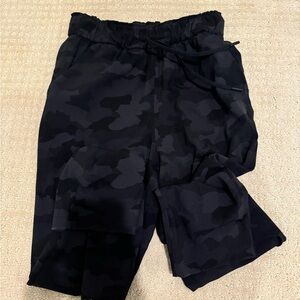 Lululemon women’s camo joggers size 4